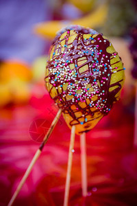 梨子涂在有彩色糖果的巧克力上图片