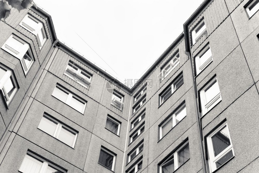 旧的欧洲公寓楼从下面看黑白两图片