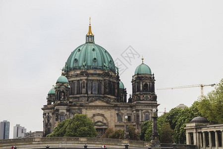 柏林大教堂在德国柏林的阴云天图片