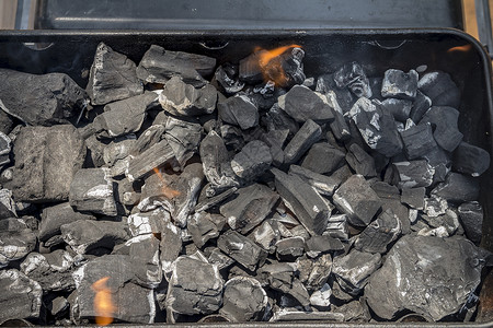 煤炭在BBQ烧烤炉中焦顶层风景背景