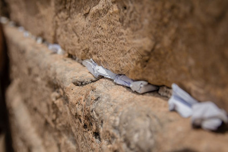 在以色列耶路撒冷旧城西墙砖块间裂缝中向上帝写下记号图片