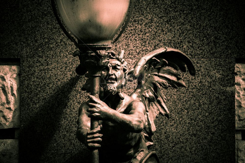 持有灯柱的恶魔雕像图片