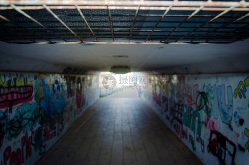 城墙上涂着鸦的人行道地下通隧图片