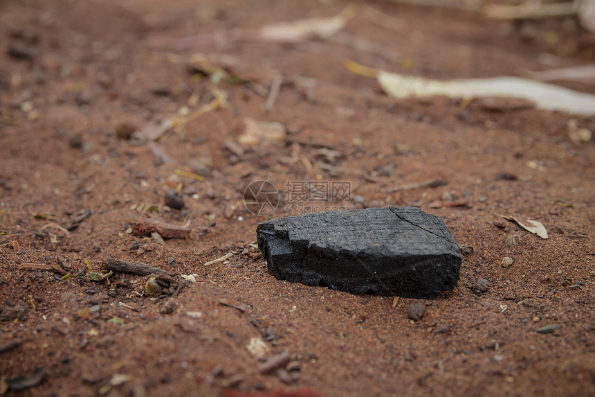 地上烧焦的木柴煤炭图片