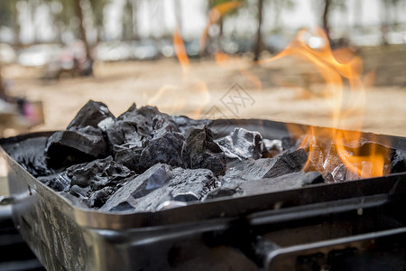 火焰燃烧纹理煤炭在烤炉里背景