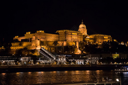 匈牙利布达佩斯城堡晚上图片