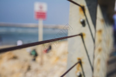 封锁海滩的铁丝网栅栏图片