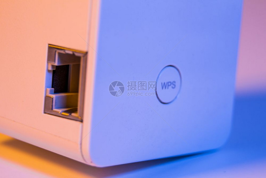 在WiFi转发器WPS按钮和Eernet套接字上关闭设备在墙上的电插座中有助于扩展家庭或办公室的无线网络图片