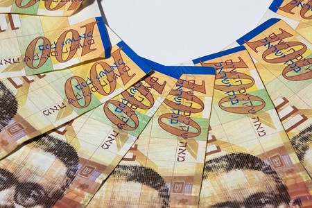 以色列10谢克尔的钞票堆积在最上面高清图片