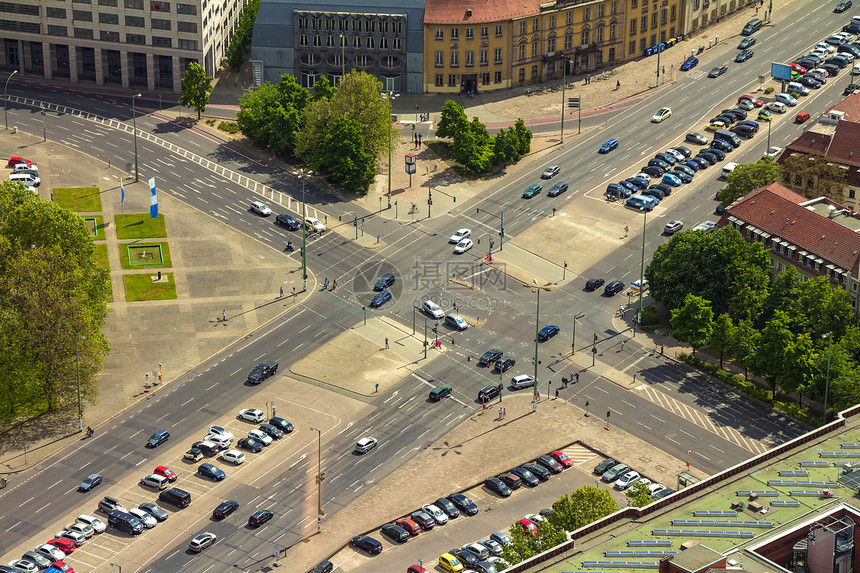 柏林市路口的汽车空中观察图片