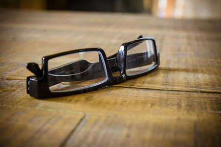 木制桌上的黑眼镜图片