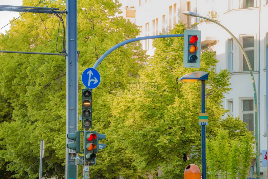 柏林市公路的交通灯图片