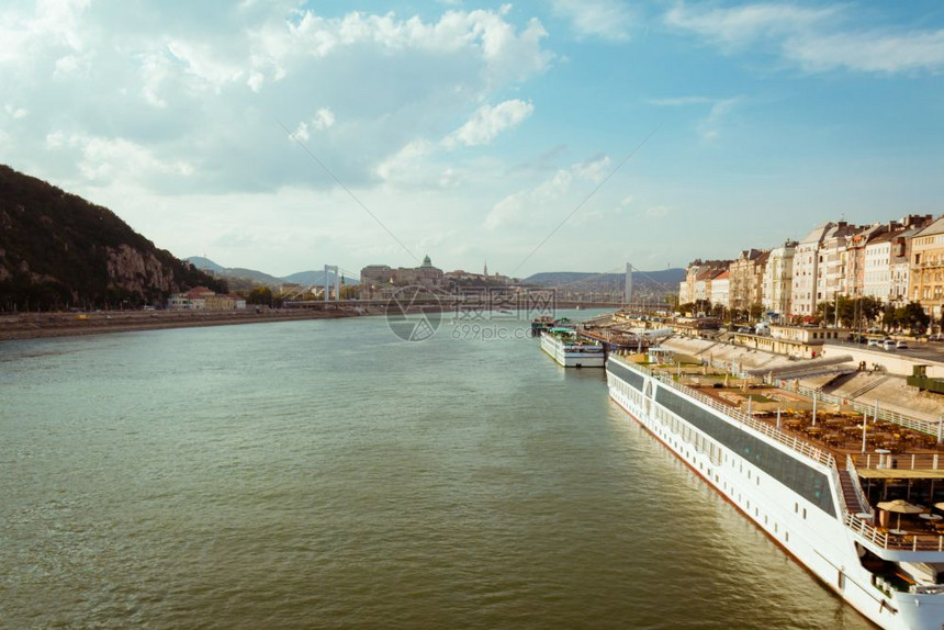 匈牙利布达城堡和伊丽莎白桥美景图片