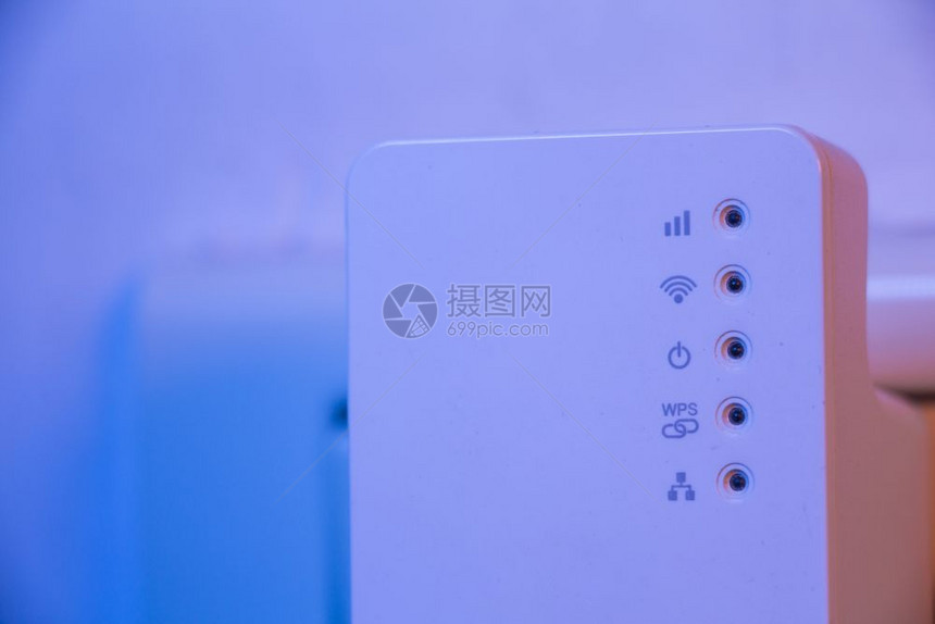 关闭WiFi转发器信号状态引导的灯光设备在墙上的电插座中有助于扩展家庭或办公室的无线网络图片