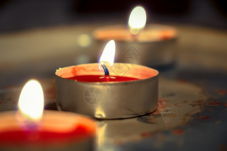 在旧托盘上烧红蜡烛浪漫的气氛节日背景图片
