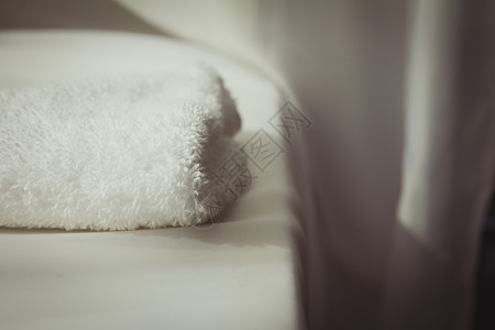 白布背景上的毛巾高清图片