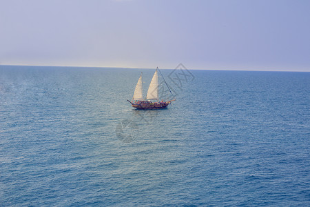 意大利在地中海航行的木船图片