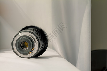布罗布杜尔黑色照相机放大白布上的镜头背景
