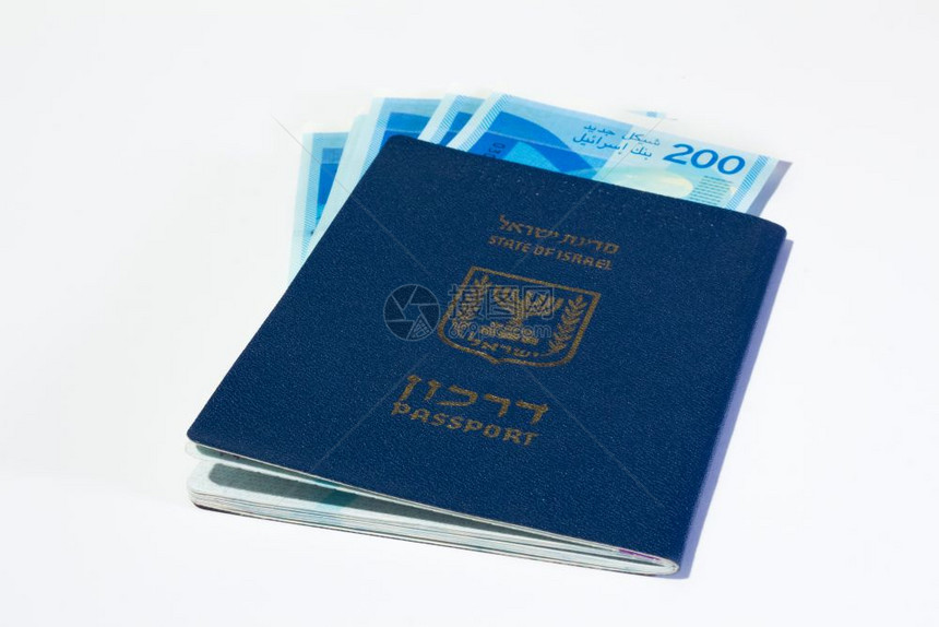 堆积着20谢克尔的Israeli钞票和Israeli护照图片
