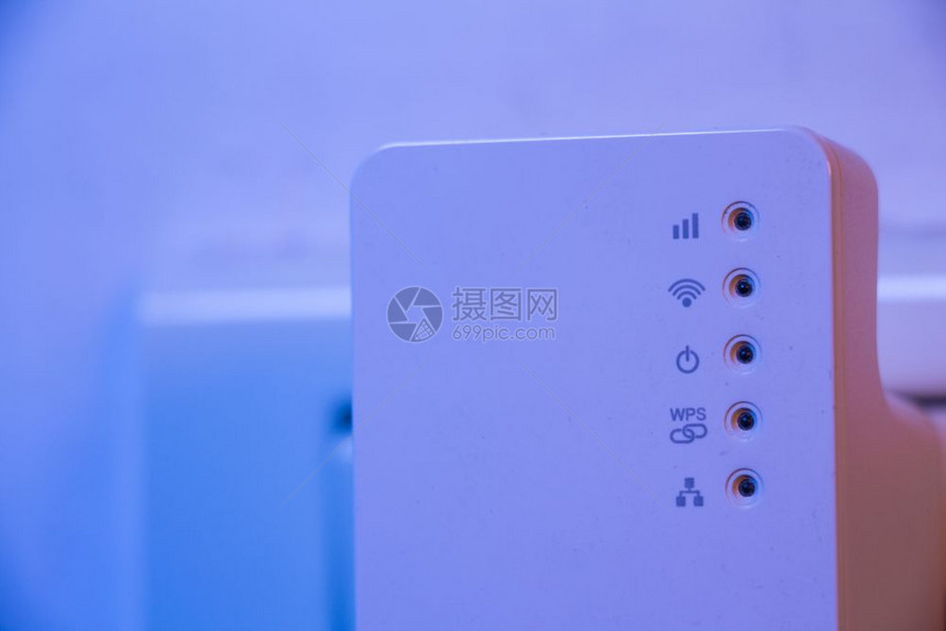 关闭WiFi转发器信号状态引导的灯光设备在墙上的电插座中有助于扩展家庭或办公室的无线网络图片