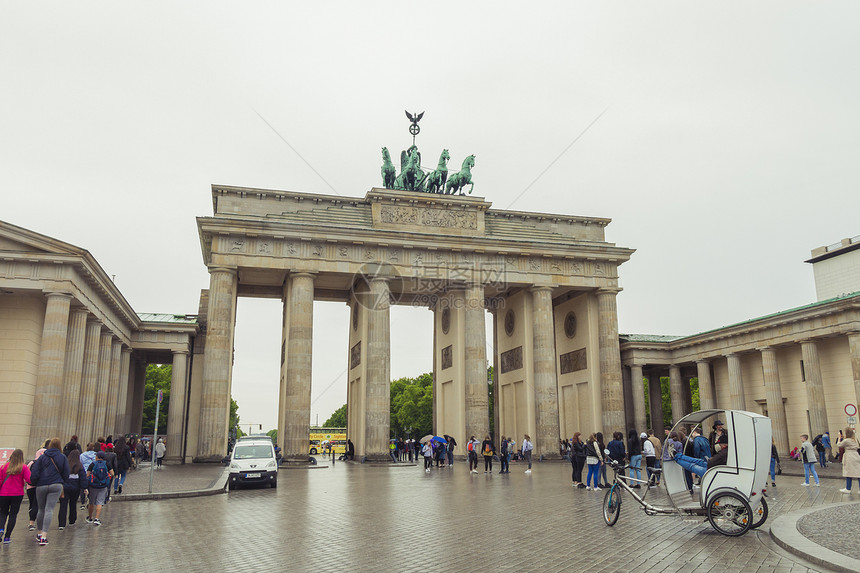 德国柏林2017年5月6日勃兰登堡门的游客勃兰登堡门是一个胜利的拱门柏林市中心的一个城门这是柏林最著名的地点之一图片