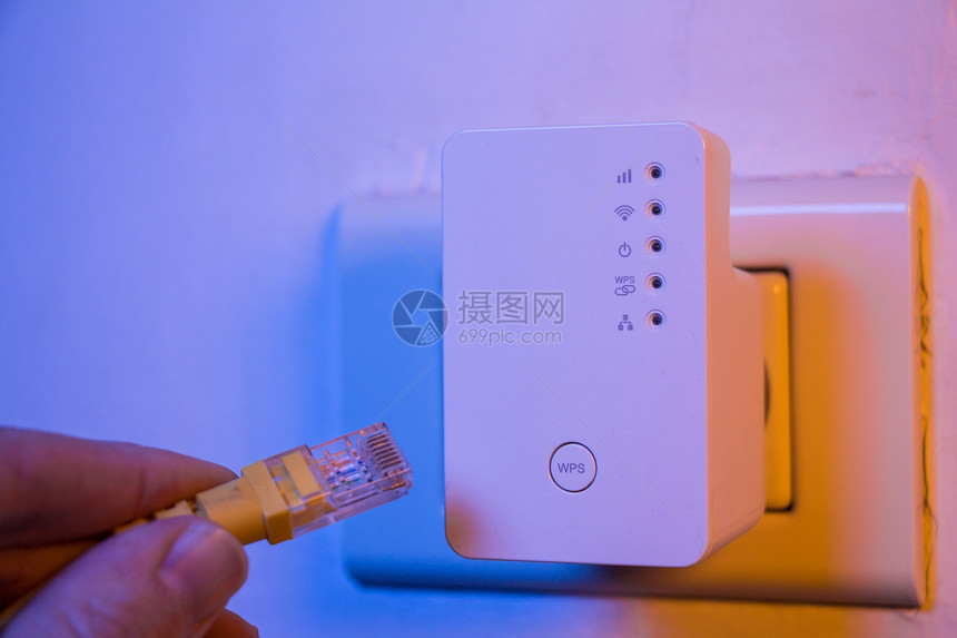 Manethernet电缆插入到墙上座中的无线Fi扩展器设备该处于接入点模式有助于扩展家庭或办公室的无线网络图片