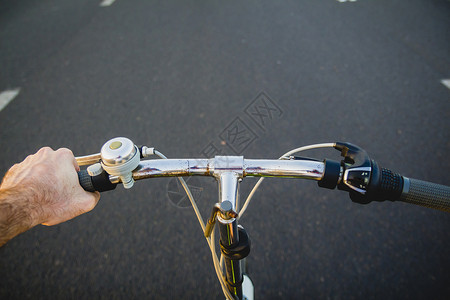 在路上骑自行车最初的观点是POV背景