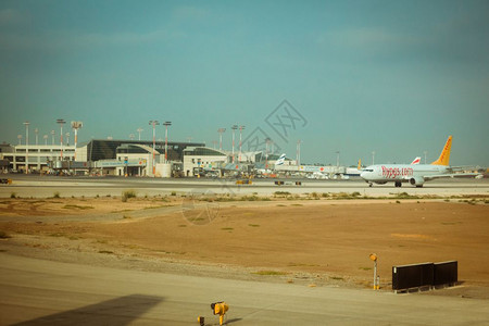 国际机场跑道停放的的商用飞机图片