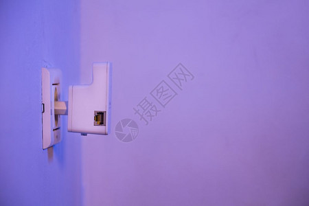 墙上电插座中的WiFi中继器设备有助于扩展家庭或办公室的无线网络图片