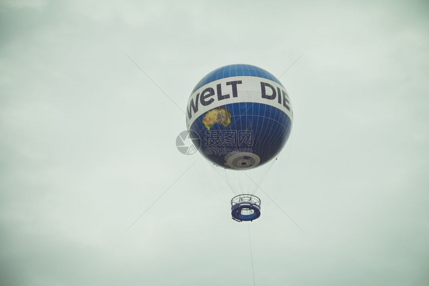 柏林市天空中的热气球飞翔乘机高空中服务公司利用DieWelt广告经营世界气球柏林图片