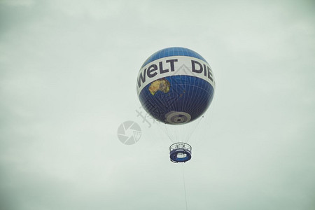 柏林市天空中的热气球飞翔乘机高空中服务公司利用DieWelt广告经营世界气球柏林背景图片