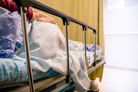女病人躺在医院房间的床上图片