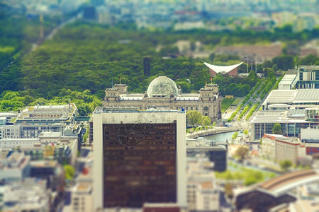 柏林天线和帝国大厦的空中景象具有倾斜式效应图片