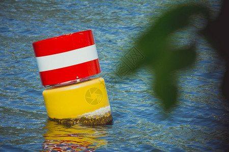 蓝色海水中的黄红白钢航行浮标图片