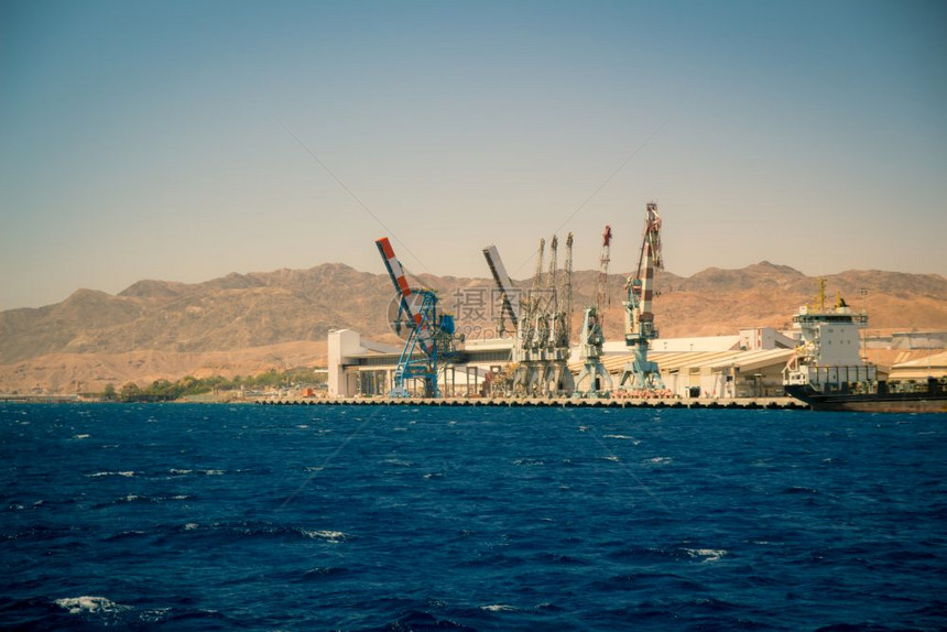 以色列Eilat港一艘货船停靠该港口图片