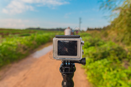 GoPro对农村地区泥土路上的棍子动作摄像头图片
