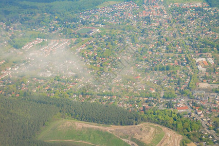 德国小镇和绿地的空中观察图片