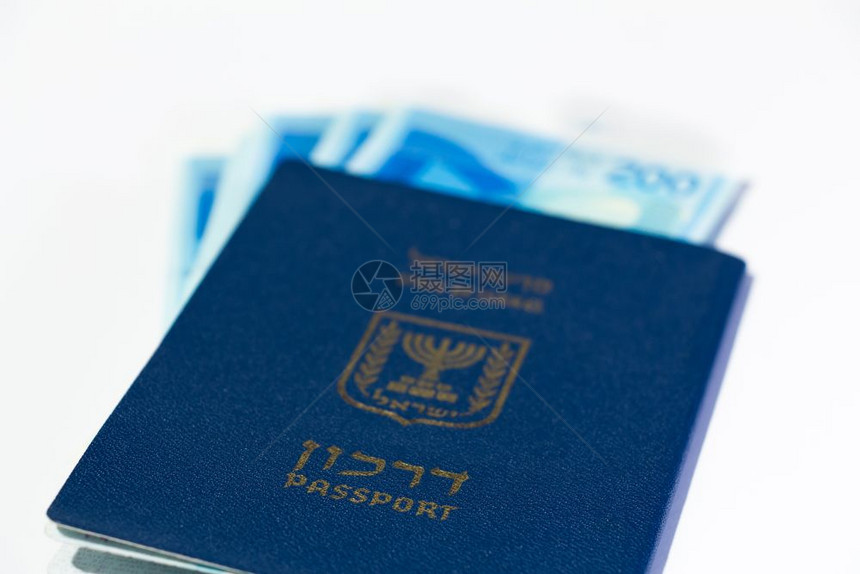 堆积着20谢克尔的Israeli钞票和Israeli护照图片