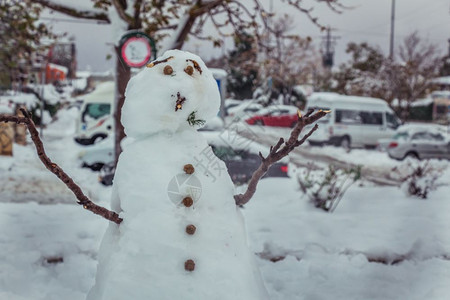 雪人惊讶地呆了在以色列阿里尔市图片