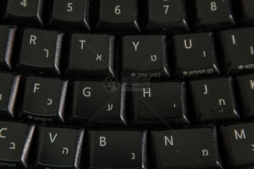 带有希伯来语和英字母的键盘无线键盘上视图关闭图片