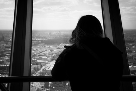 在柏林市天际的窗户外看女人背影从电视塔楼的内侧看背景图片