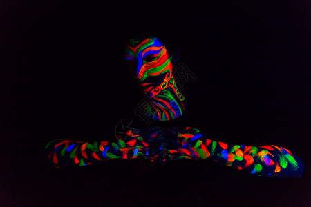 女人编造出紫外线荧光粉发的艺术图片