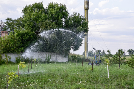 在公园里浇水田地灌溉系统r图片
