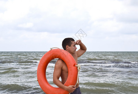 海滩上有救生艇的人海上有救生艇的人图片