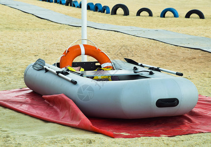 卡皮托拉海滩充气救援船沙滩上的灰色充气船沙滩上的灰色充气船背景