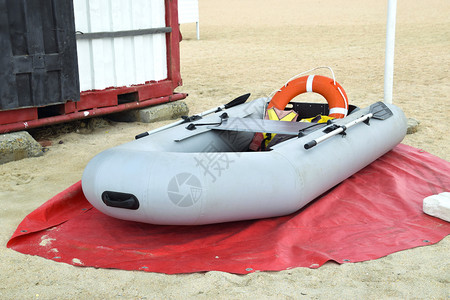 充气救援船沙滩上的灰色充气船沙滩上的灰色充气船图片