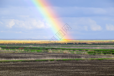 彩虹风景的象雨后彩虹的形成光线折射和谱扩展彩虹风景的象图片