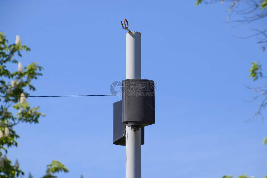 喇叭杆上的扬声器外门用于在公园中散步的乐趣图片
