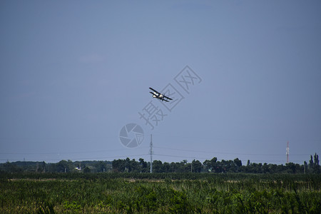 飞机在空中喷洒化肥和杀虫剂图片