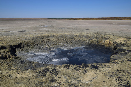 排放源在干盐湖底部喷发的泥浆图片